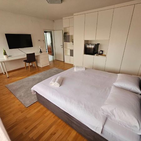 Comfort Rooms Remiza - Free Private Parking - Self Check-In 자그레브 외부 사진