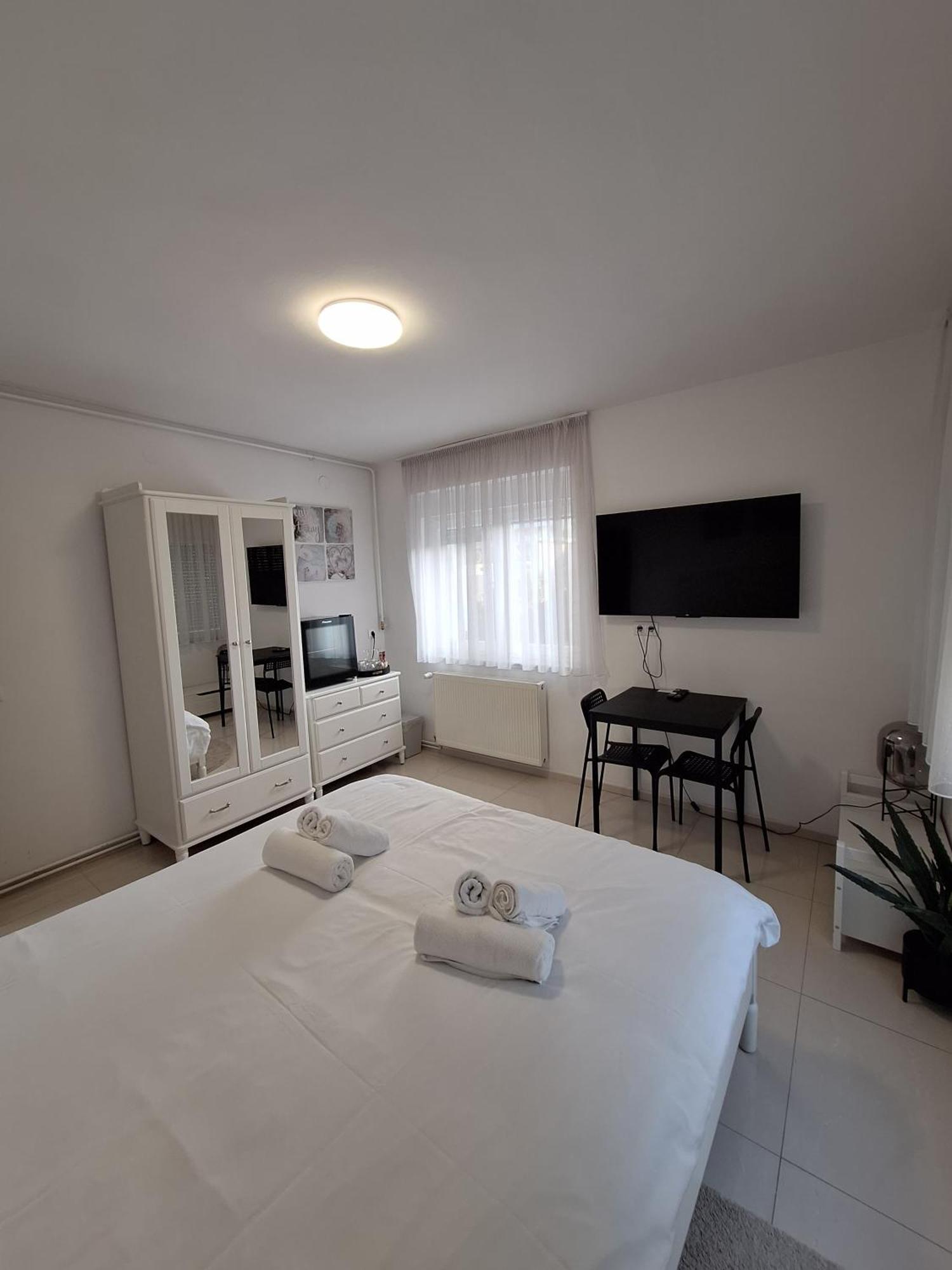 Comfort Rooms Remiza - Free Private Parking - Self Check-In 자그레브 외부 사진